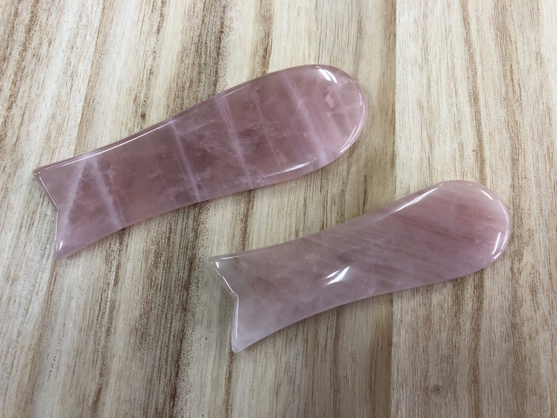 Gua sha Cuarzo Rosa pez